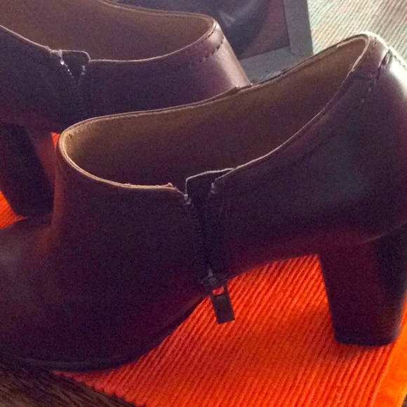 COPY - Like new Clarks Artisan Brown ankle boots size 6.5 - Picture 3 of 6